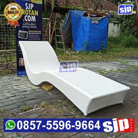 pengrajin  sunbed rattan syentetic sunbed sun lounger kursi santai kolam renang rotan sintetis  model lengkung lancip
